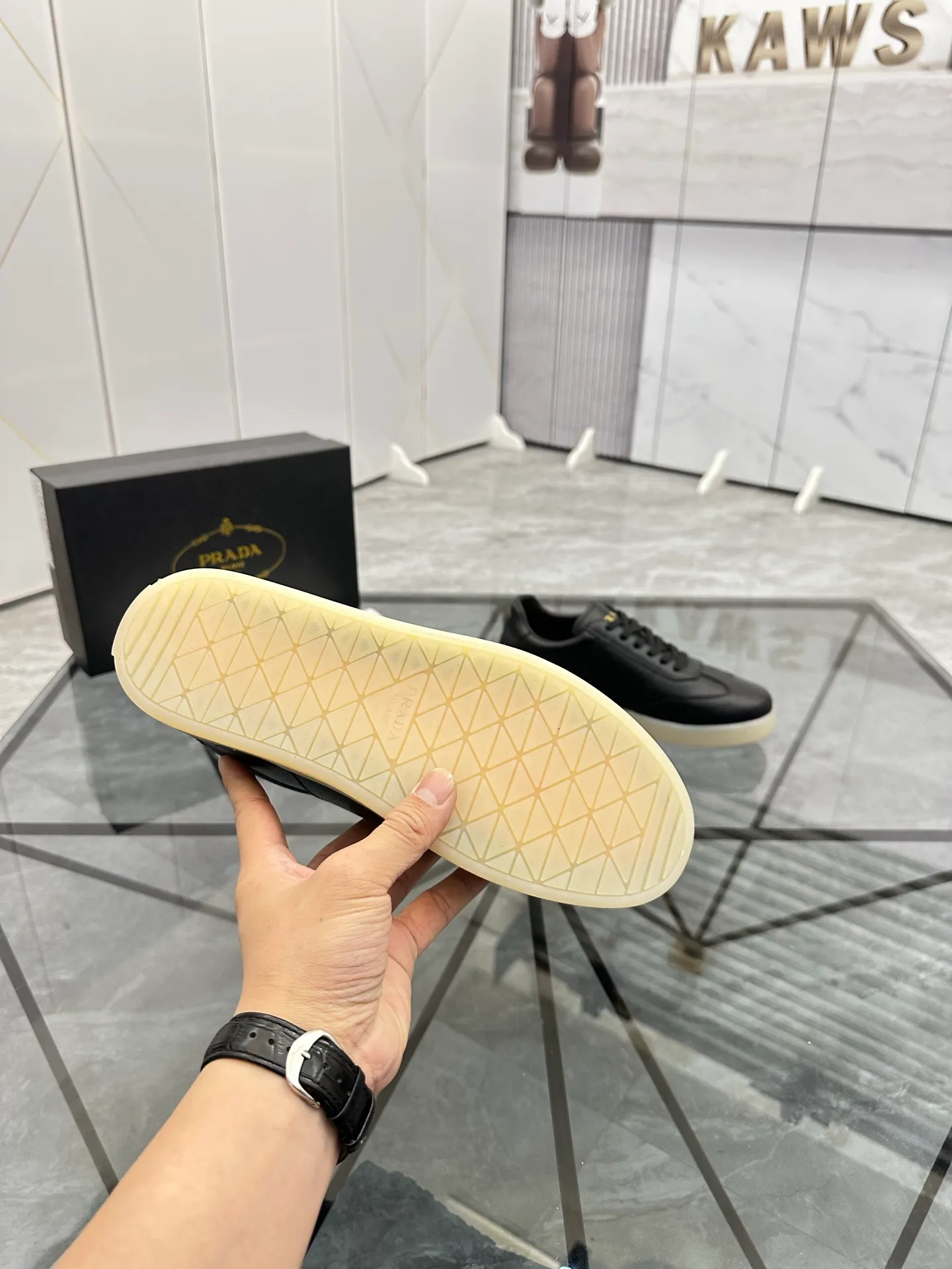 Men's shoes: 💰P400¥ Product trademark: Prada *"Prada*" low-top casual shoes Regular size: 38-44 (can be customized to 45) Product materials: imported cowhide upper, sheepskin lining, original outsole. Number: 020